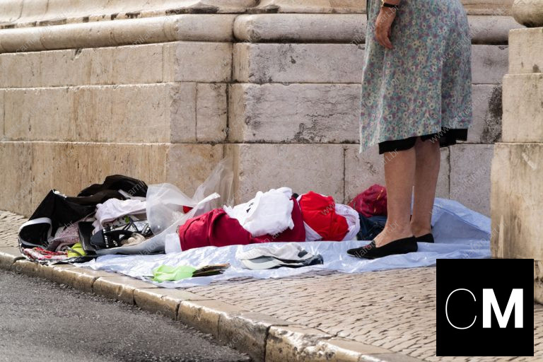 pernas de uma mulher usando vestido florido e seus pertences no chão. (i)legal é parte da série outras estórias por Ca Mila