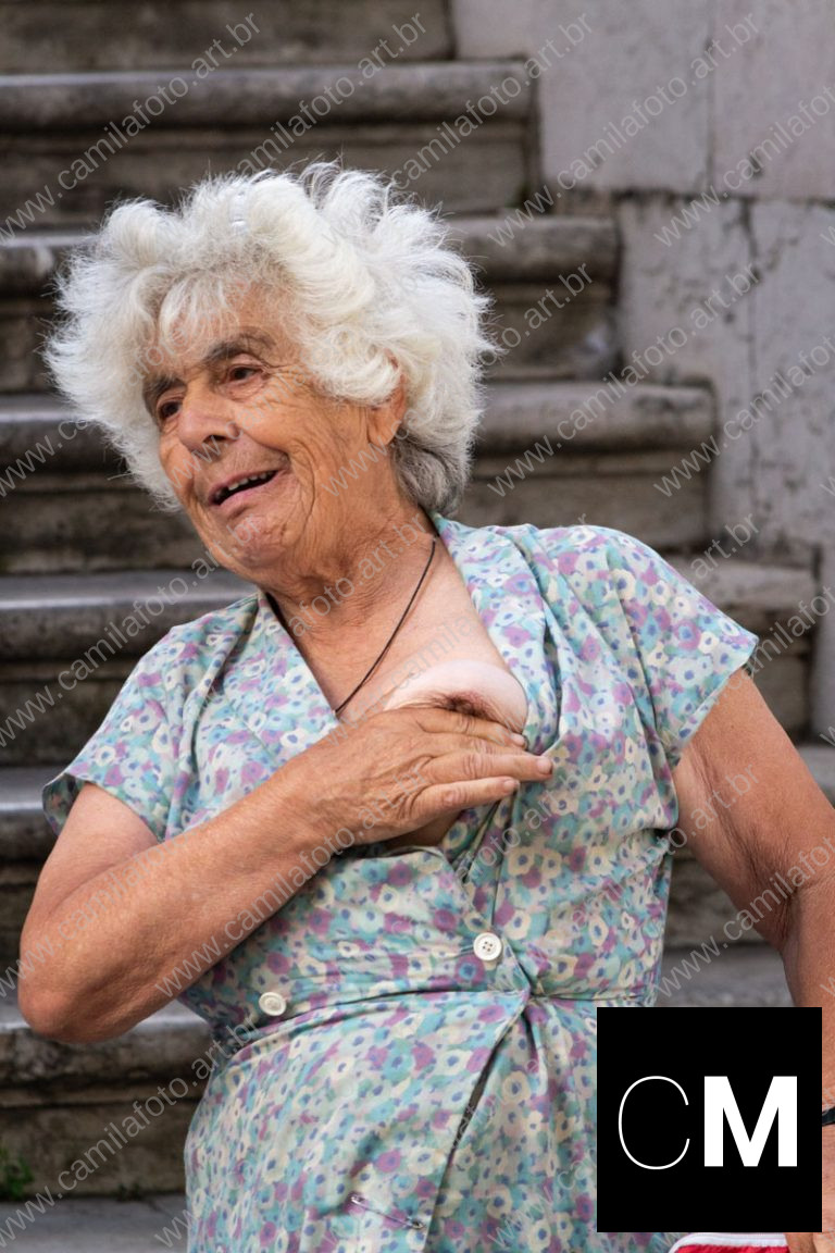 uma mulher usando vestido florido, posando para a foto. (i)legal é parte da série outras estórias por Ca Mila
