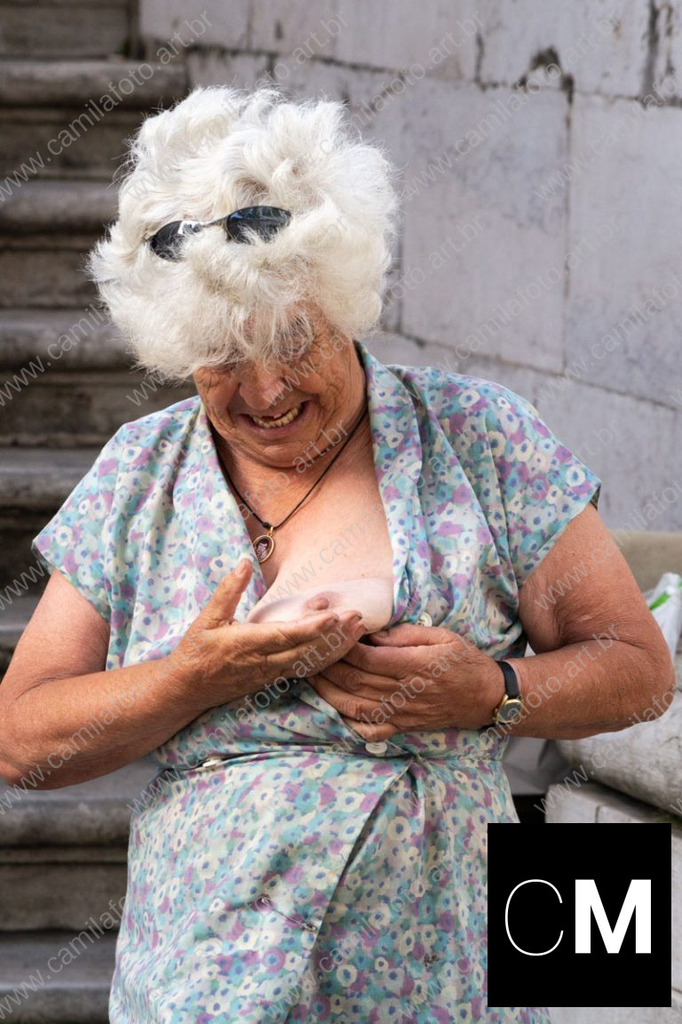 uma mulher usando vestido florido, posando para a foto. (i)legal é parte da série outras estórias por Ca Mila