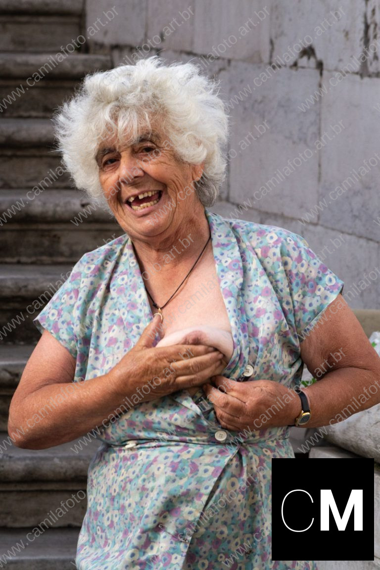 uma mulher usando vestido florido, posando para a foto. (i)legal é parte da série outras estórias por Ca Mila