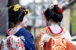 duas pessoas conversando. maiko é parte de outras estórias por Ca Mila