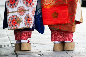 detalhe das pernas de duas pessoas. maiko é parte de outras estórias por Ca Mila