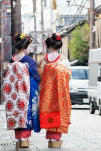 duas pessoas conversando. maiko é parte de outras estórias por Ca Mila