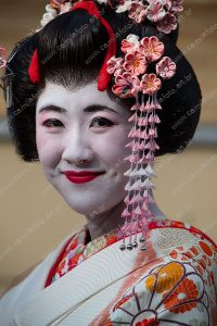 uma pessoa posando para a foto. maiko é parte de outras estórias por Ca Mila