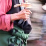 uma pessoa andando. mãos é parte de outras estórias por Ca Mila
