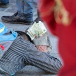 uma pessoa deitada no solo. mãos é parte de outras estórias por Ca Mila