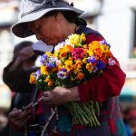 uma pessoa carregando flores. mãos é parte de outras estórias por Ca Mila