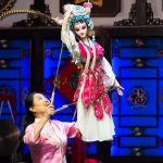 artista no palco. ópera é parte de outras estórias por Ca Mila