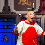 artista no palco. ópera é parte de outras estórias por Ca Mila