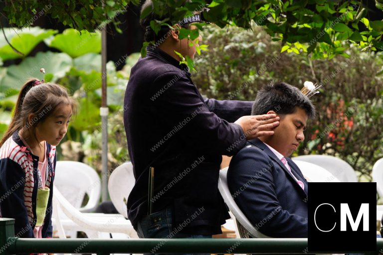 duas pessoas interagindo num parque. orelha é parte de outras estórias por Ca Mila