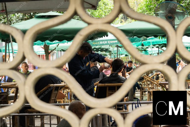 duas pessoas interagindo num parque. orelha é parte de outras estórias por Ca Mila