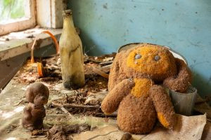 brinquedos numa mesa. radioativo é parte de outras estórias por Ca Mila