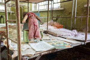 objetos abandonados. radioativo é parte de outras estórias por Ca Mila