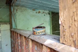 um objeto abandonado. radioativo é parte de outras estórias por Ca Mila