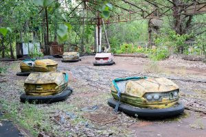 objetos abandonados. radioativo é parte de outras estórias por Ca Mila