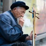 um artista de rua com seu erhu. serenidade é parte de emoções por Ca Mila