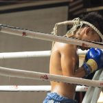 uma pessoa lutando muay thai. serenidade é parte de emoções por Ca Mila