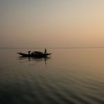 pessoas num barco de pesca. serenidade é parte de emoções por Ca Mila