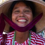 uma pessoa posando para a foto. sorriso é parte de emoções por Ca Mila