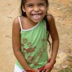 uma pessoa posando para a foto. sorriso é parte de emoções por Ca Mila