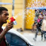 uma pessoa com uma máquina de fazer bolinhas de sabão. surpresa é parte de emoções por Ca Mila