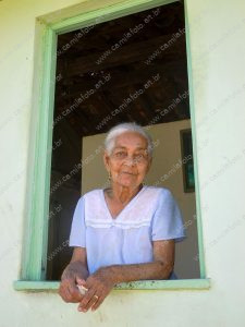 uma pessoa posando para a foto. tempo é parte de emoções por Ca Mila
