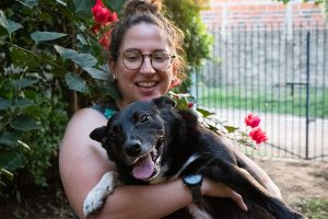 uma pessoa e um cachorro posam para a foto. vida de cachorro é parte de outras estórias por Ca Mila