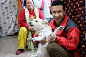 três pessoas posam para a foto. vida de cachorro é parte de outras estórias por Ca Mila