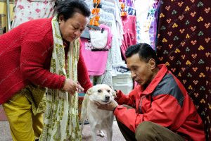 duas pessoas e um cachorro interagindo. vida de cachorro é parte de outras estórias por Ca Mila