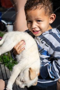 uma pessoa posando para a foto com um manequim e um cachorro. vida de cachorro é parte de outras estórias por Ca Mila