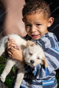 uma pessoa posando para a foto com um manequim e um cachorro. vida de cachorro é parte de outras estórias por Ca Mila