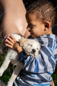 uma pessoa posando para a foto com um manequim e um cachorro. vida de cachorro é parte de outras estórias por Ca Mila