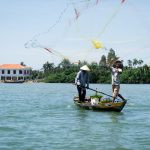 pescadores no rio. peixe é parte de outras estórias por Ca Mila