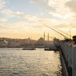 pescadores numa ponte. peixe é parte de outras estórias por Ca Mila