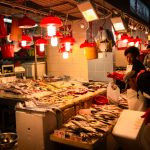 pessoas vendendo peixes. peixe é parte de outras estórias por Ca Mila