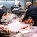 local de venda de peixes. peixe é parte de outras estórias por Ca Mila