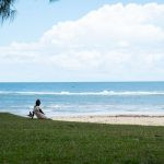 uma pessoa na praia. rua é parte de outras estórias por Ca Mila
