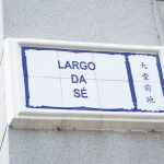 uma placa. rua é parte de outras estórias por Ca Mila