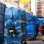 carrinhos de mercadorias. rua é parte de outras estórias por Ca Mila
