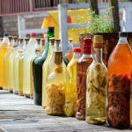 garrafas de condimentos. rua é parte de outras estórias por Ca Mila