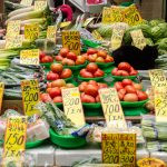 uma banca de alimentos. rua é parte de outras estórias por Ca Mila