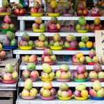 frutas em bacias. rua é parte de outras estórias por Ca Mila