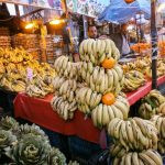 frutas na banca. rua é parte de outras estórias por Ca Mila