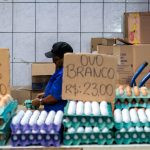 vendedor de alimentos. rua é parte de outras estórias por Ca Mila