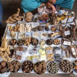 produtos à venda. rua é parte de outras estórias por Ca Mila
