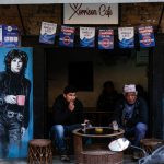 pessoas tomando bebidas. rua é parte de outras estórias por Ca Mila