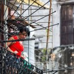 pessoa olhando para baixo. rua é parte de outras estórias por Ca Mila