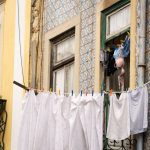 roupas no varal. rua é parte de outras estórias por Ca Mila
