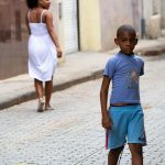 pessoas andando. rua é parte de outras estórias por Ca Mila