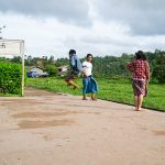 pessoas brincando. rua é parte de outras estórias por Ca Mila